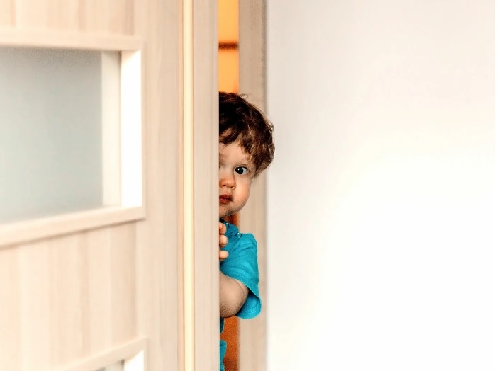 малыш выглядывает