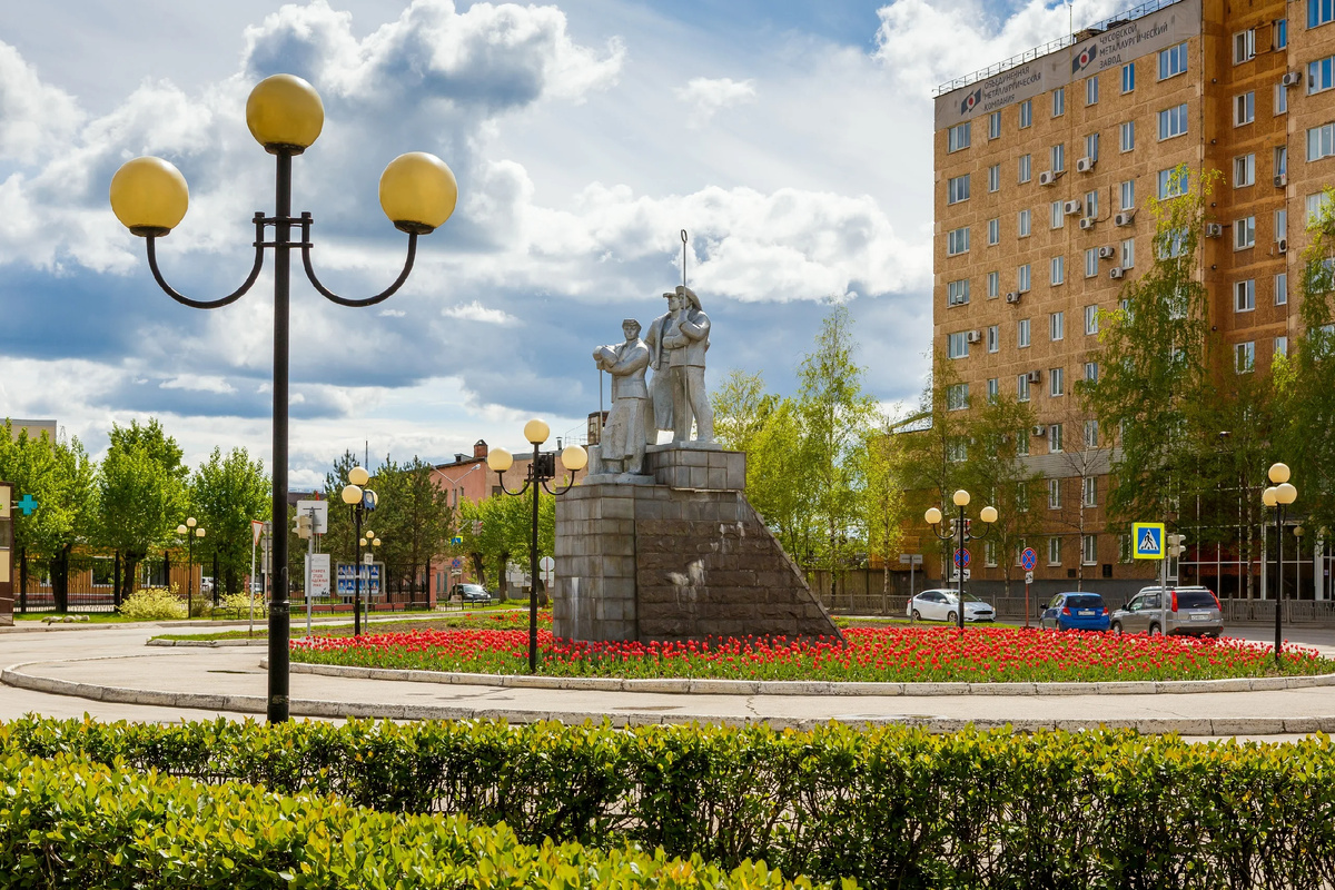 Летом площадь ЧМЗ всегда в цветах