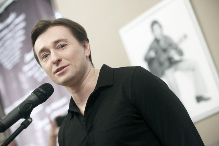    «Во время учебы снялся в фильме «Нищеброды» с Сергеем Безруковым (на фото)».   
Фото: «БИЗНЕС Online»