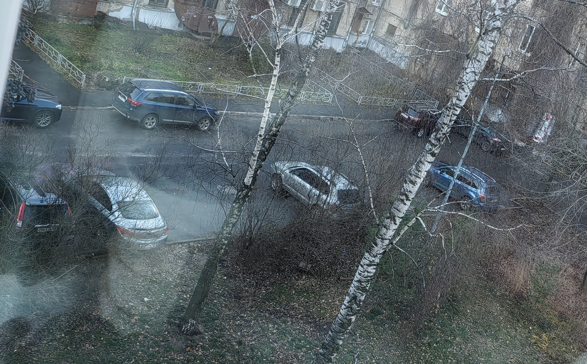 Обычно на стоянке палец не просунешь. Но из-за урагана почти все машинки разбежались. 