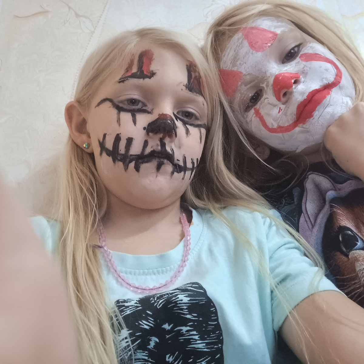 Разрисовали себе лицо, ещё когда был хелуин .Художницы😂.