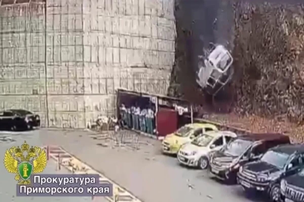    Выживший при падении автобуса с сопки во Владивостоке оказался подростком