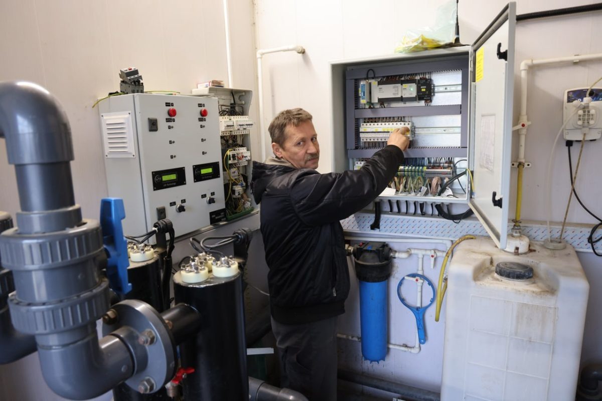    Оператор очистных в Катунках Павел Глебов уже освоил обновлённое оборудование