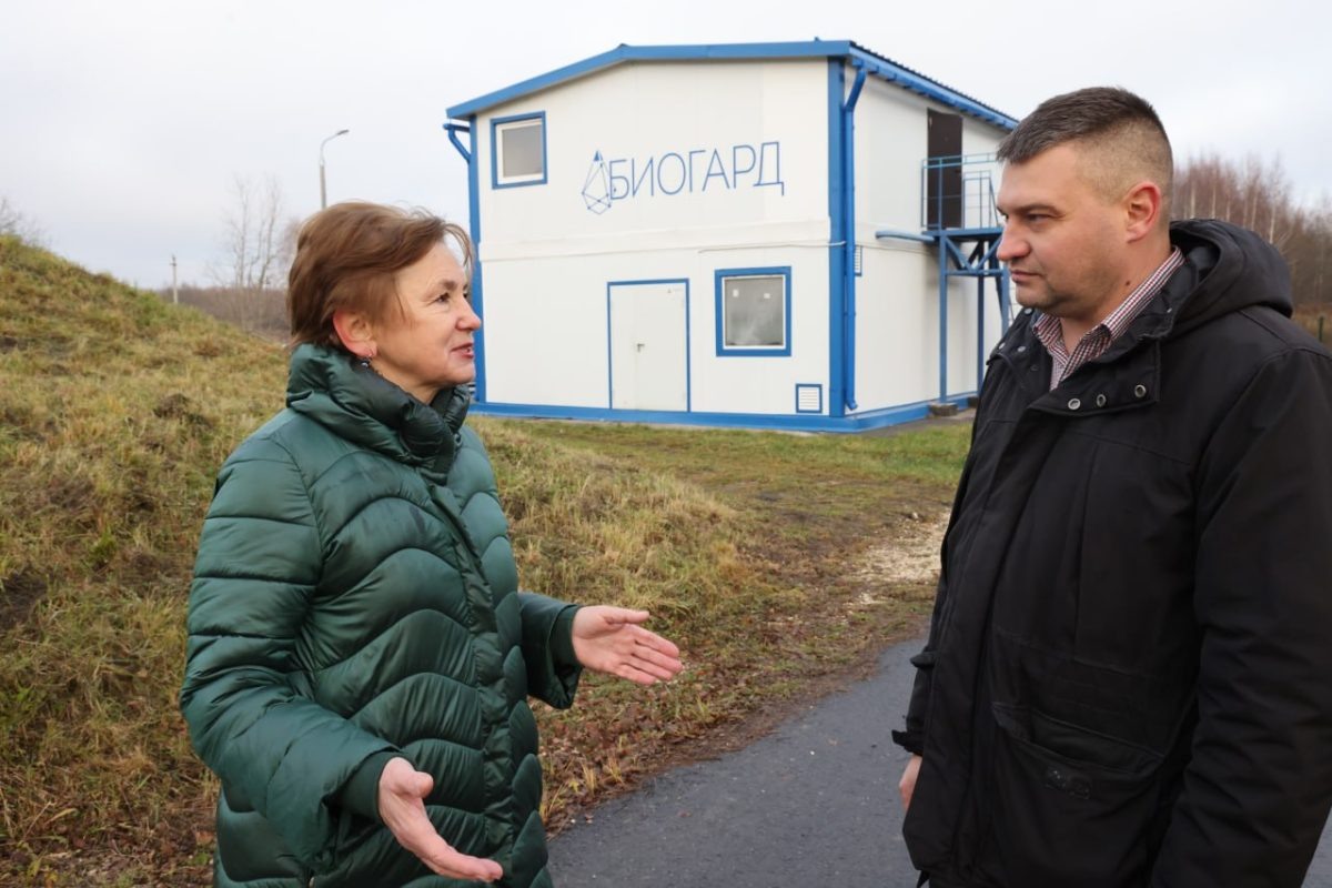    Глава округа Чкаловск Любовь Владимирова с директором катунского МУП ЖКХ Игорем Воронцовым часто приезжают на станцию очистных