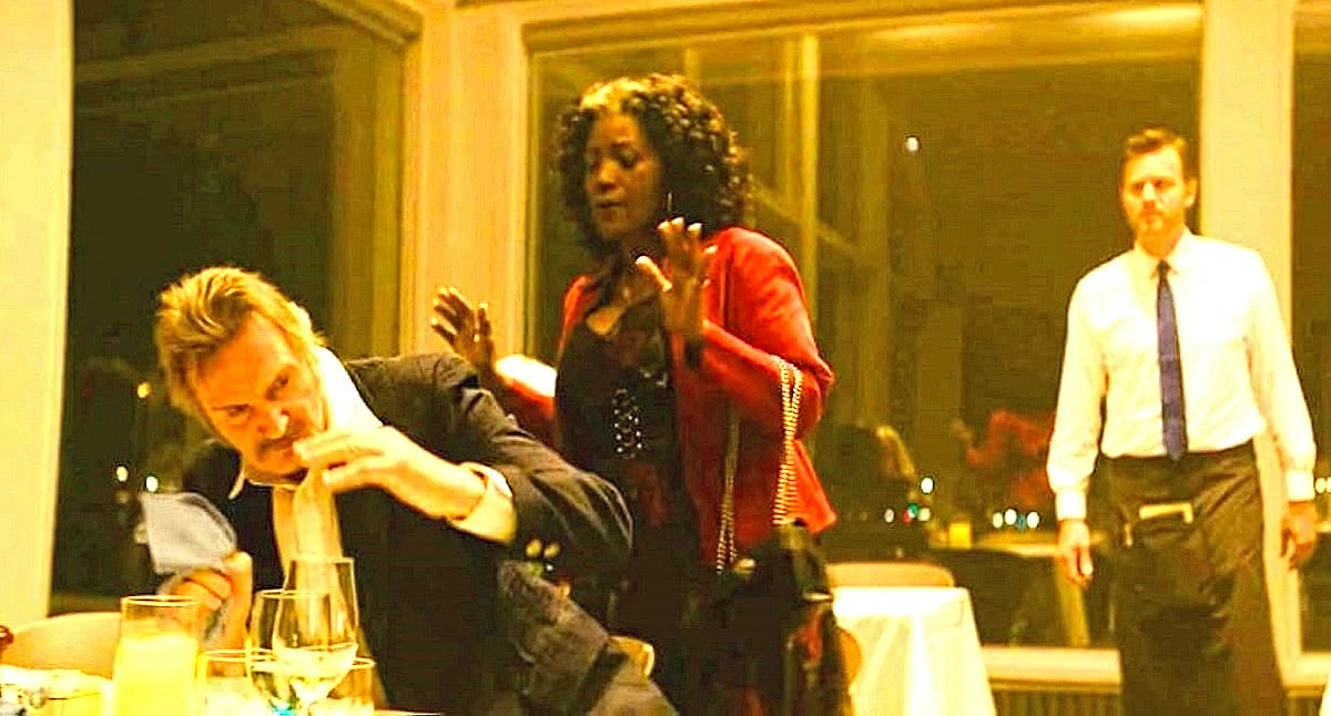 - Однако,- пробормотал Ипполит Матвеевич,- телячьи котлеты - два двадцать пять, филе - два двадцать пять, водка - пять рублей...©