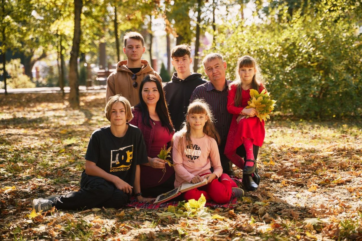 Семья Огородниковых в полном составе: родители Анна и Станислав, дети: Владислав, Владимир, Вячеслав, Виктория, Василина