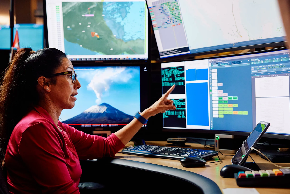 Сотрудник следит за вулканом, который потенциально может нарушить работуаэропортов. Фото: Matthew Johnson для Bloomberg
 