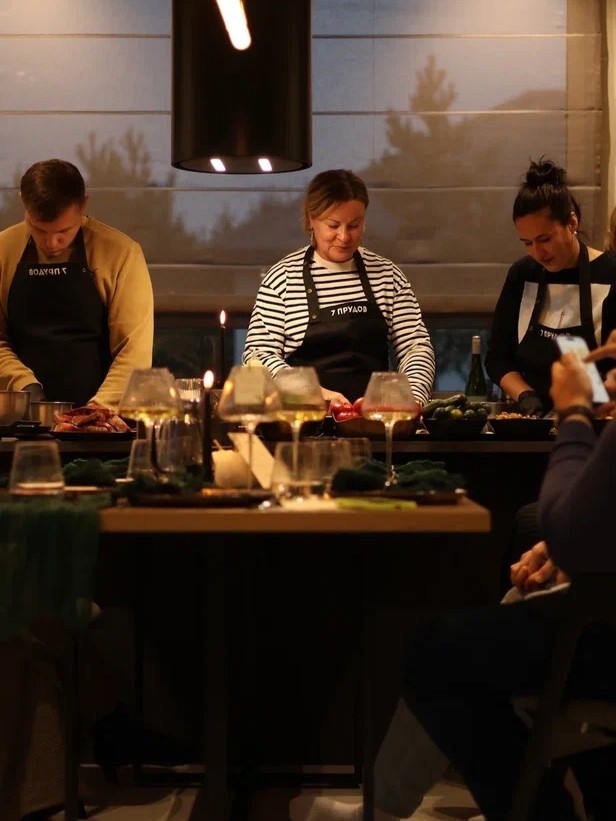 Общение с профессионалом, уютная атмосфера при свечах и возможность освоить новые навыки сделали вечер по-настоящему незабываемым.