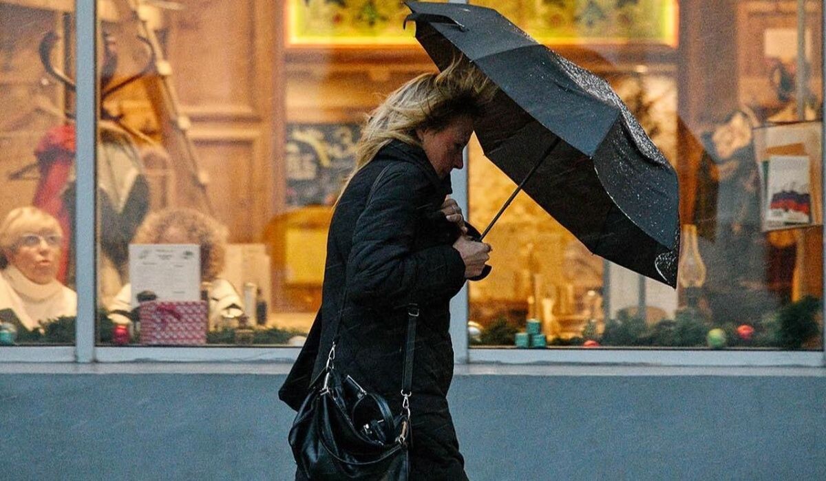     Девушка под дождем. Источник: mos.ru Автор фото: Е. Самарина