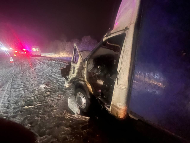 В Тверской области погиб под КамАЗом водитель, выскочив из загоревшейся ГАЗели