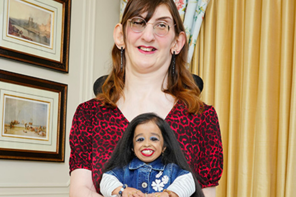     Самая высокая женщина в мире встретилась с самой маленькой в Лондоне