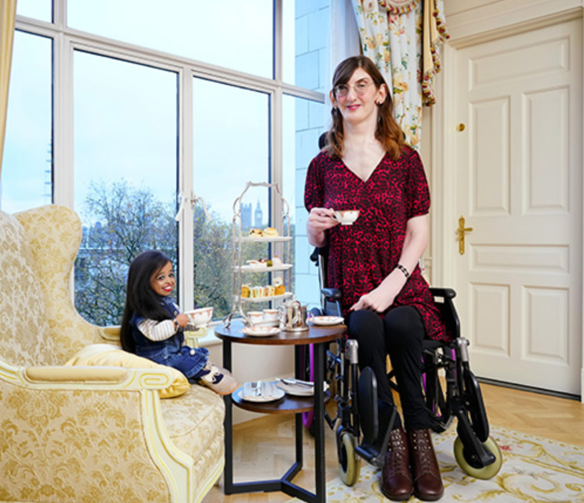    Самая маленькая женщина в мире встретилась с самой высокойСоцсети