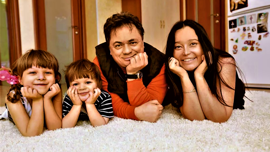 Андрей Леонов с детьми и второй женой