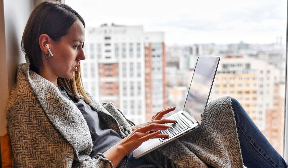     Девушка с ноутбуком. Источник: mos.ru Автор фото: Ю.Иванко