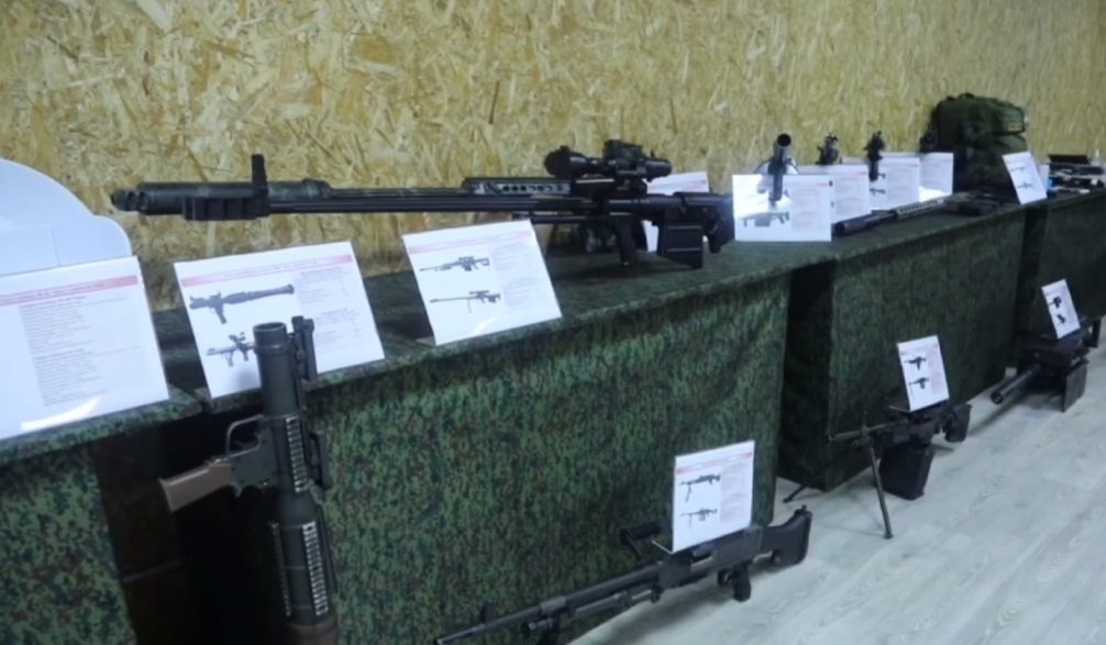    Министру обороны показали захваченное натовское стрелковое оружие.