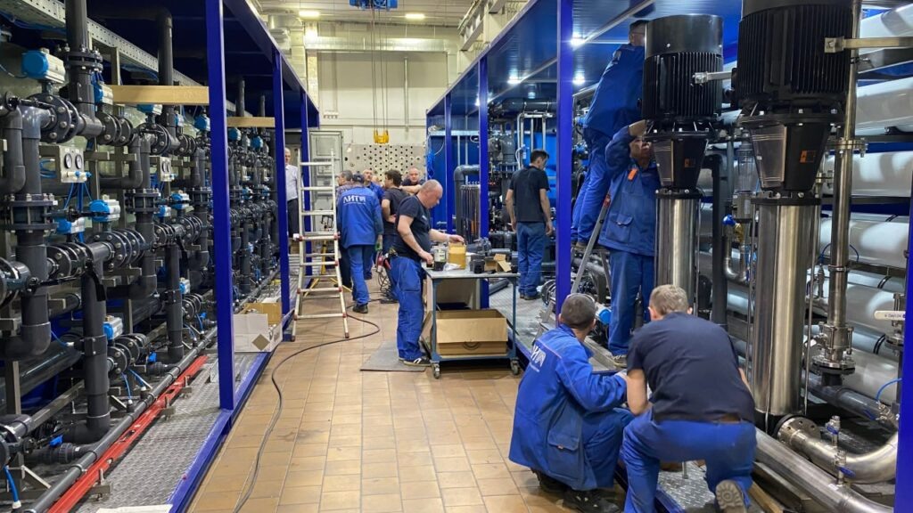    Фото: Сборка системы очистки воды для теплиц на заводе НПО "ЛИТ" Полина Анкушина