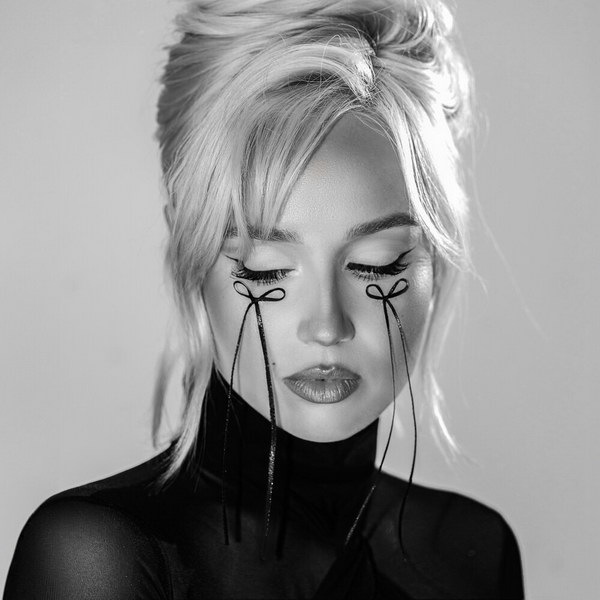     Клава Кока представила сборник переживаний и ошибок «Депрессаунд»