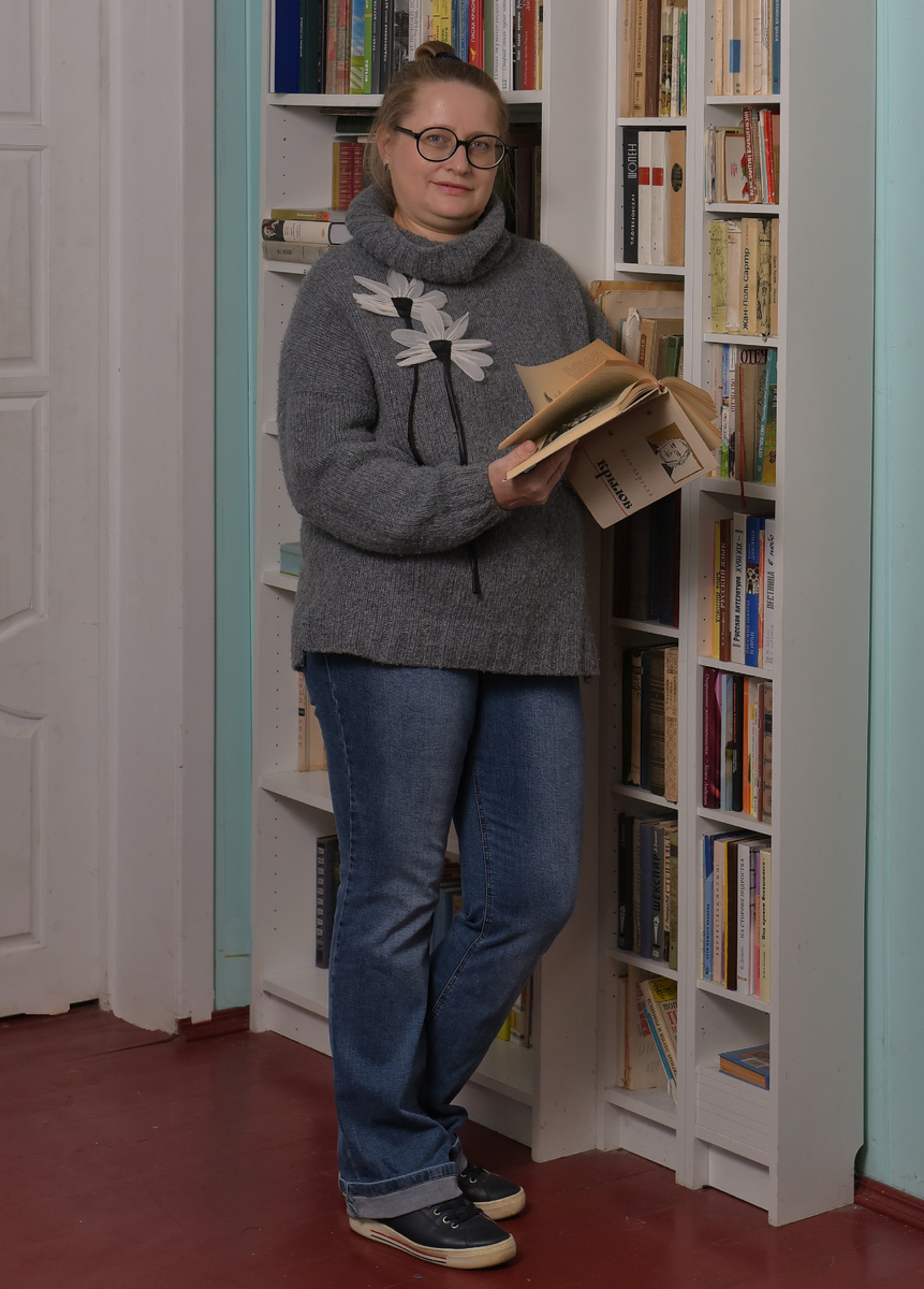 Классический серый свитер. Выделяется только своей мягкостью и нежностью.