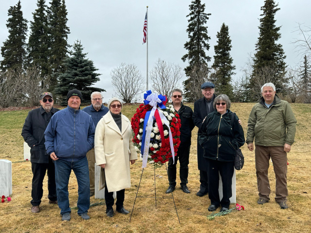 Анна Верная с единомышленниками на мемориальном кладбище «Форт-Ричардсон», 9 мая 2024 г.