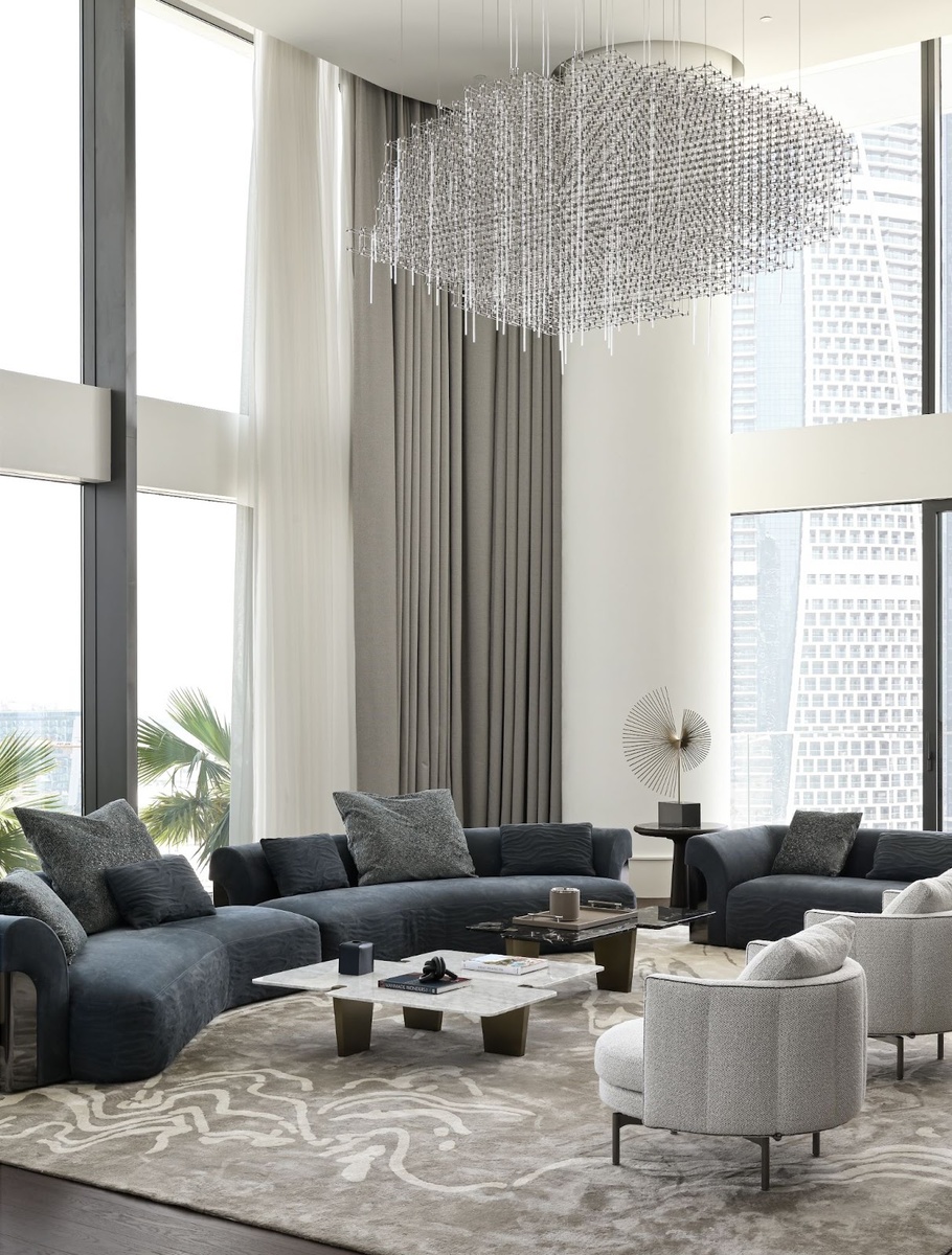 Микс коллекций мебели в гостиной. Диваны Longhi. Кресла Minotti. Ковер из шерсти Art de Vivre. Световая инсталляция выполнена на заказ. Декор Pinetti. Шторы OK Gallery 
