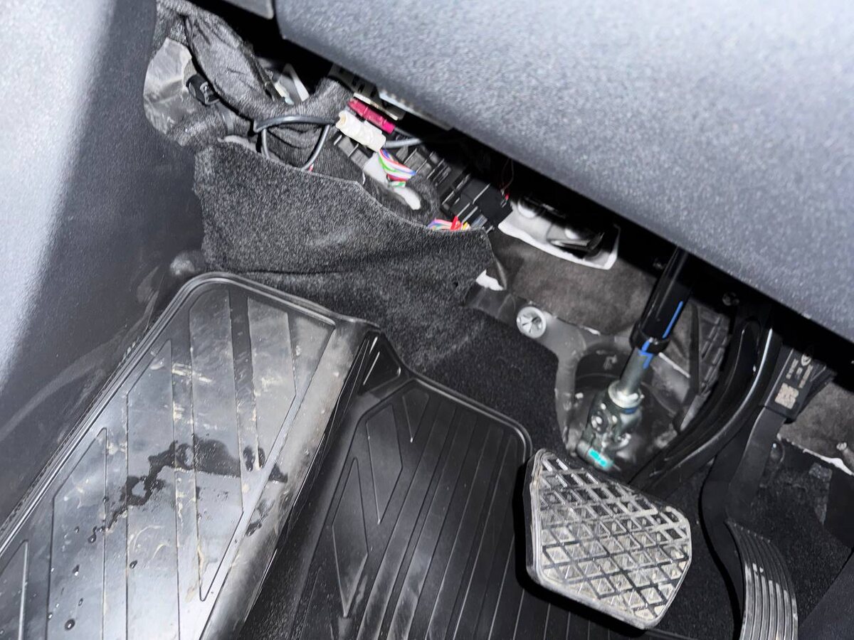 Только с салона - полезла обшивка и провода наружу