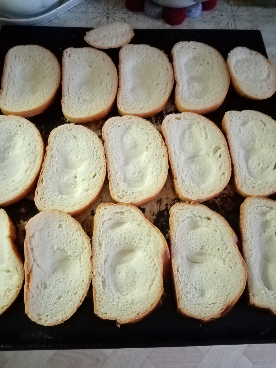 Продавливаем углубление в каждом куске, чтобы варенье не растекалось.