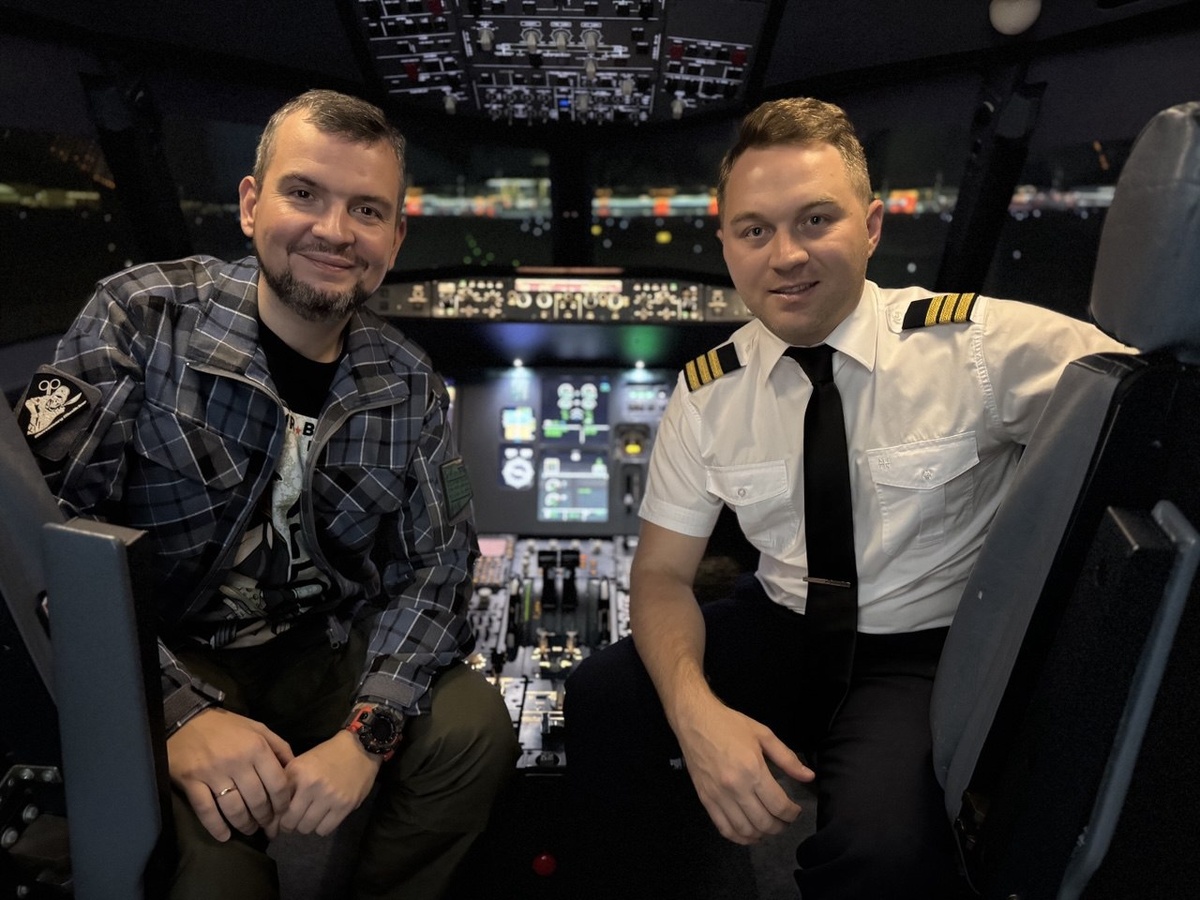 Довольный человек на фоне Аэропорта Шереметьево