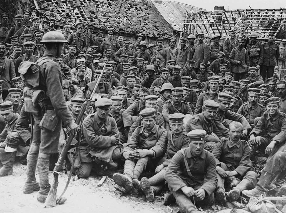 Пленные британцы в японском лагере (архивное фото)