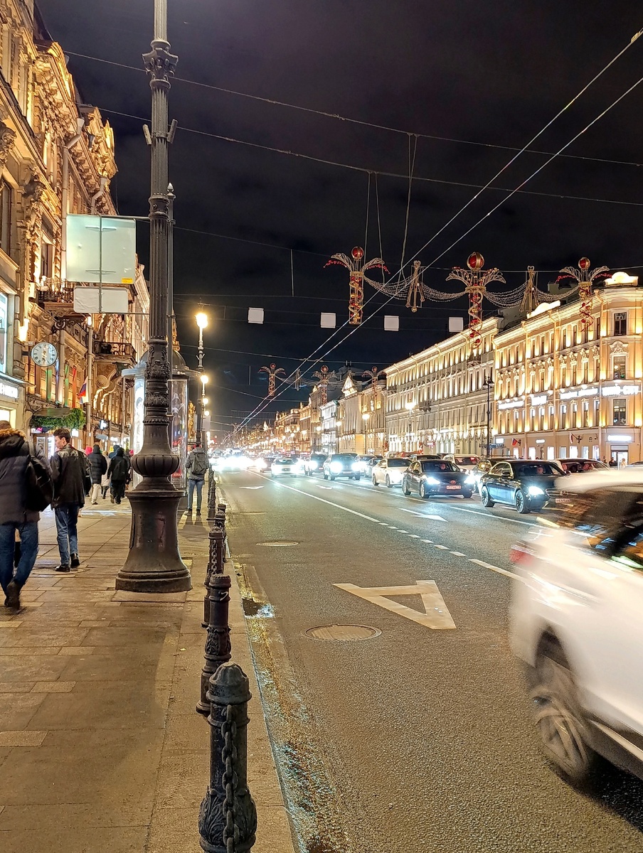 Невский начинает наряжаться в НГ украшения.