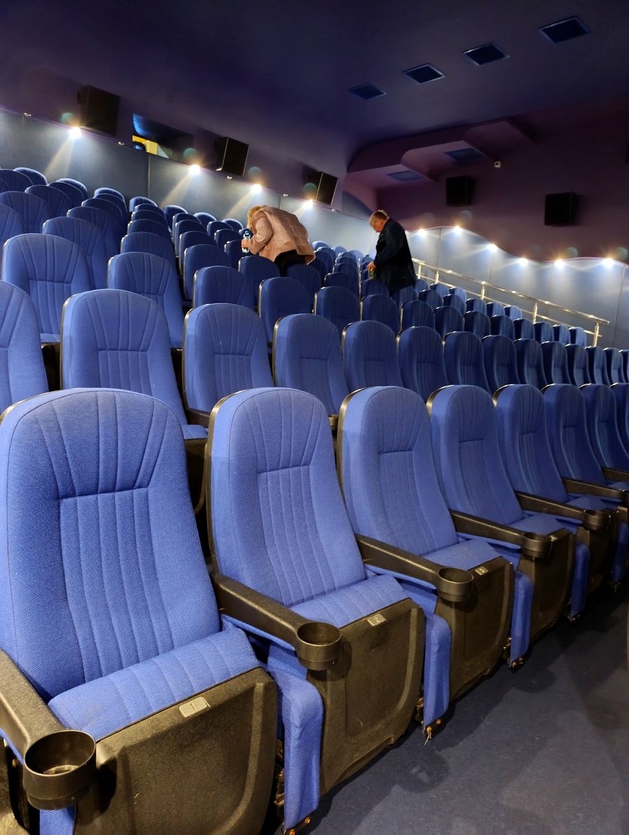 Зал потом был забит наполовину ровно. 