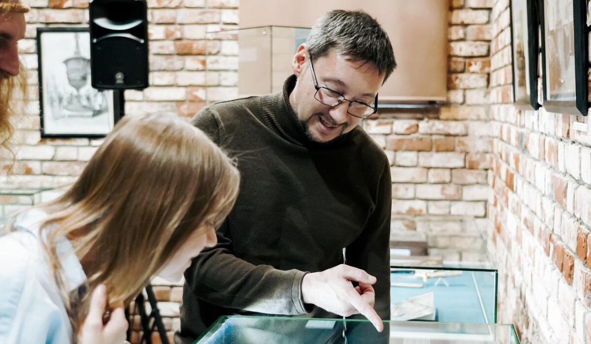     Люди на выставке. Источник: pravmin.gov74.ru Автор фото: Пресс-служба Музея-заповедника «Казанский Кремль