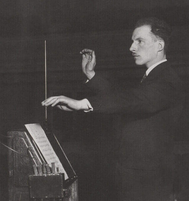 Лев Термен играет на терменвоксе. Из открытых источников.