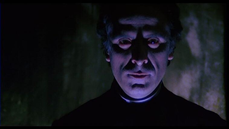 Три цвета: синий, чёрный и красный (пока не появился в кадре, но скоро будет)