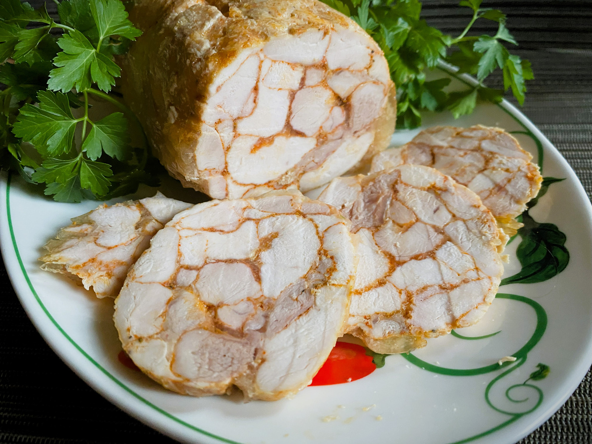 куриный рулет без кожи курицы, собранный из кусочков