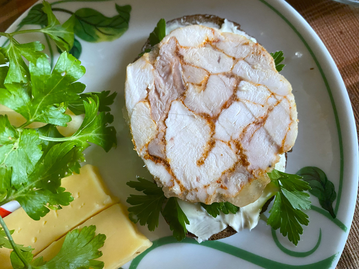 Бутерброд с куриным рулетом