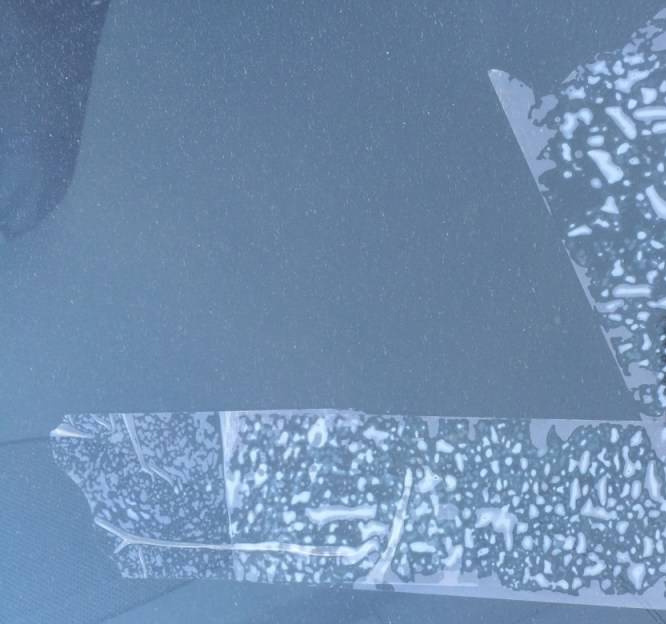 Следы скотча на стекле