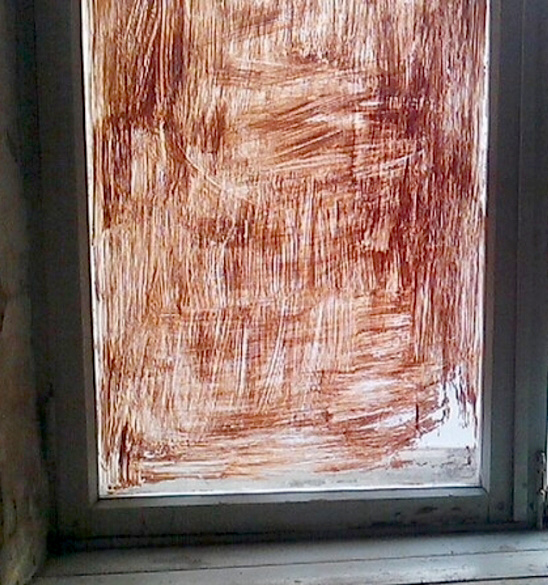 Пятна краски на стекле