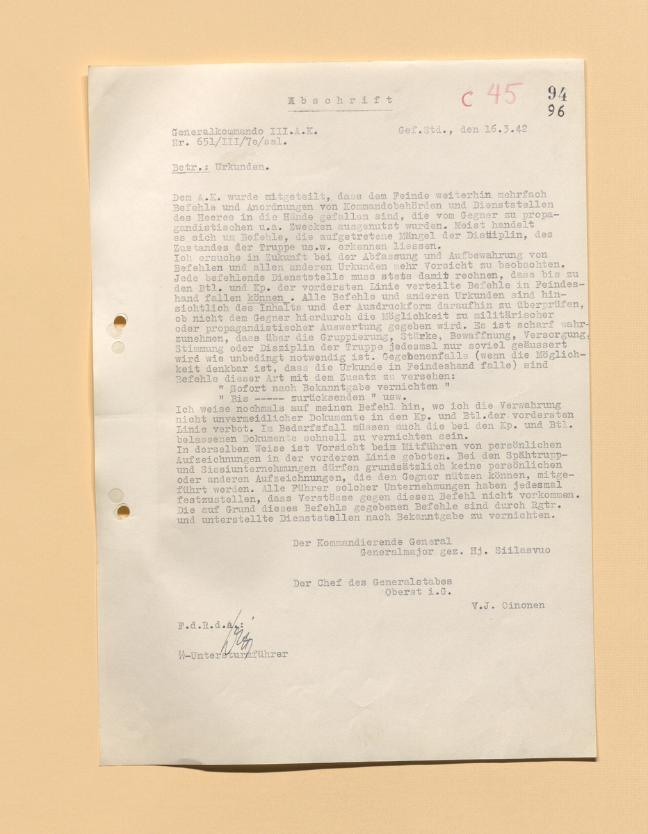 Основное: Корпус был проинформирован о том, что в руки противника неоднократно попадают приказы и директивы армейских штабов и служб, которые используются противником в пропагандистских и прочих целях. В большинстве случаев, это такие приказы, на основании которых можно делать выводы о недостатке дисциплины, состоянии войск и пр. Поэтому я прошу более внимательно относиться к составлению и хранению приказов и всех других документов. Каждая служба, издающая приказы, всегда должна считаться с тем, что документы, распределённые до батальонов и рот передовой линии, могут попасть в руки противника. Содержание и форма изложения всех приказов и документов должны быть проверены на то, что они не предоставляют противнику возможности использовать их в военных или пропагандистских целях. Строго следить за тем, чтобы о составе, численности, вооружении, обеспечении, настрое и дисциплине войск всегда говорилось лишь столько, сколько это необходимо. В соответствующих случаях (если есть основания полагать, что документ может оказаться у врага) делать в приказах подобного рода дополнительную отметку: «После ознакомления уничтожить», «вернуть до…» и пр