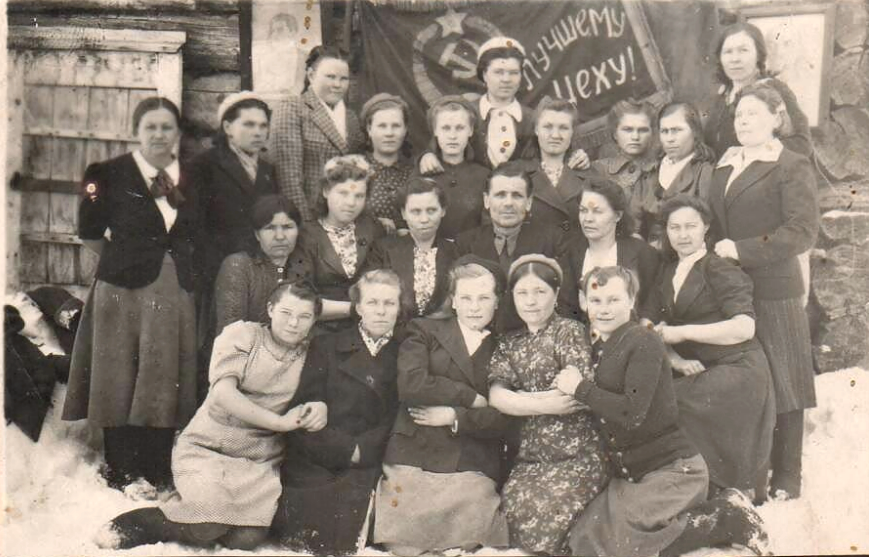 Фото из архива В.П. Селютиной. Портновский цех в 1947 г.