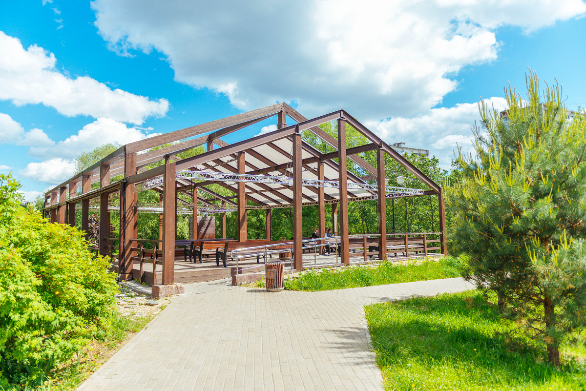 Летний амфитеатр со сценой в парке. Фото: Про Мой Район 