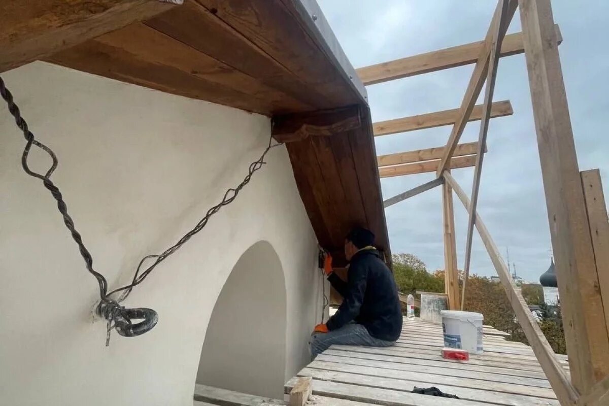    В Пскове продолжают обновлять кровельное покрытие церкви Николы со Усохи