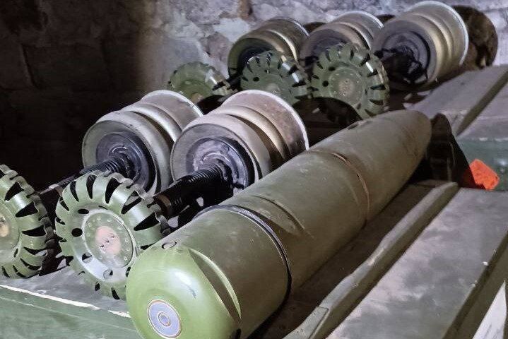 Скрытый полевой склад с боеприпасами ВСУ обнаружили разведчики Росгвардии и сотрудники ФСБ в Луганской Народной Республике. Изъяты десятки снарядов калибра 152 и 125 мм, 117 взрывателей, а также около четырёх тысяч патронов к стрелковому оружию. Найденное передано взаимодействующим органам, источник – Телеграм-канал Росгвардия