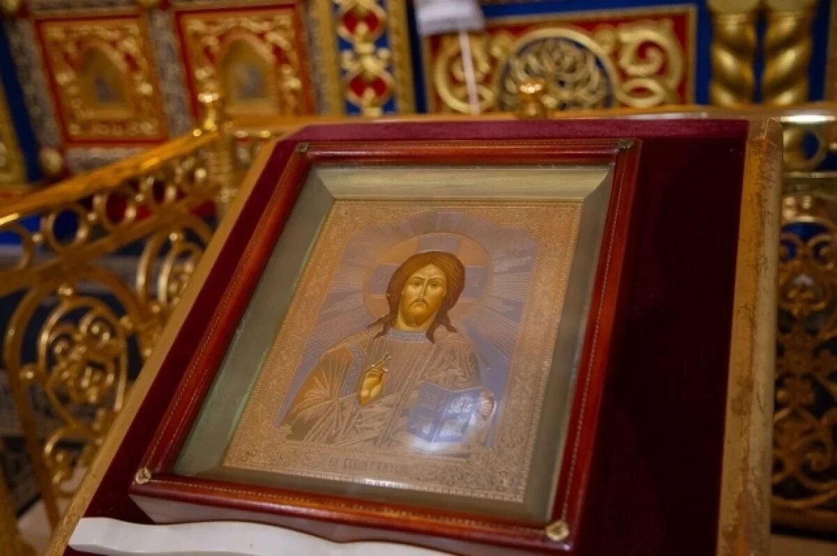    Родители оперного певца Дмитрия Хворостовского передали Красноярску икону