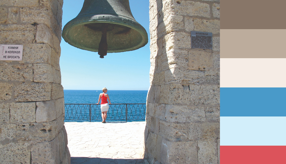 Классическое сочетание морских оттенков и немного любимого красного.