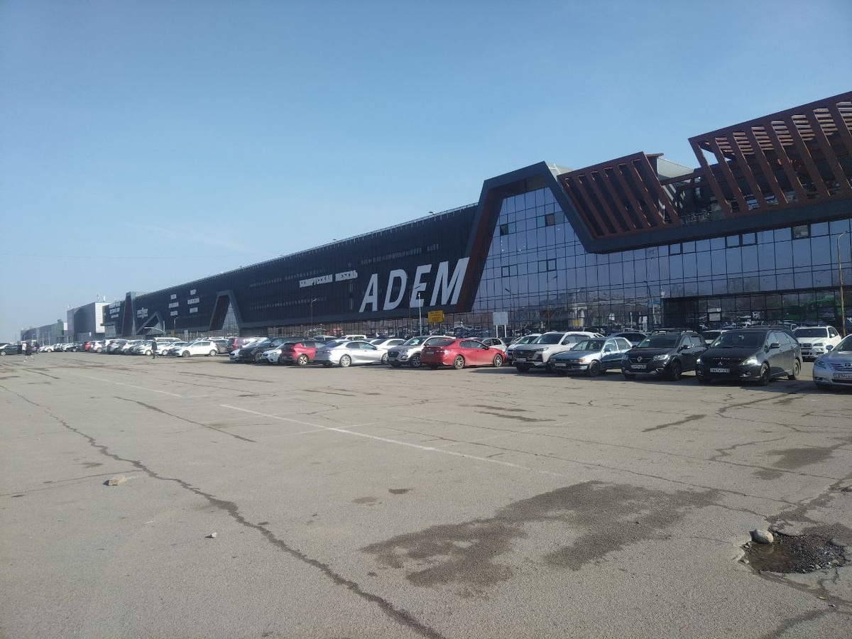 Этот торговый дом, состоящий из 3 зданий с возможностью прохода из 1-го во 2-ое и из 2-го в 3-е, самая "цивилизованная" и самая южная часть барахолки.