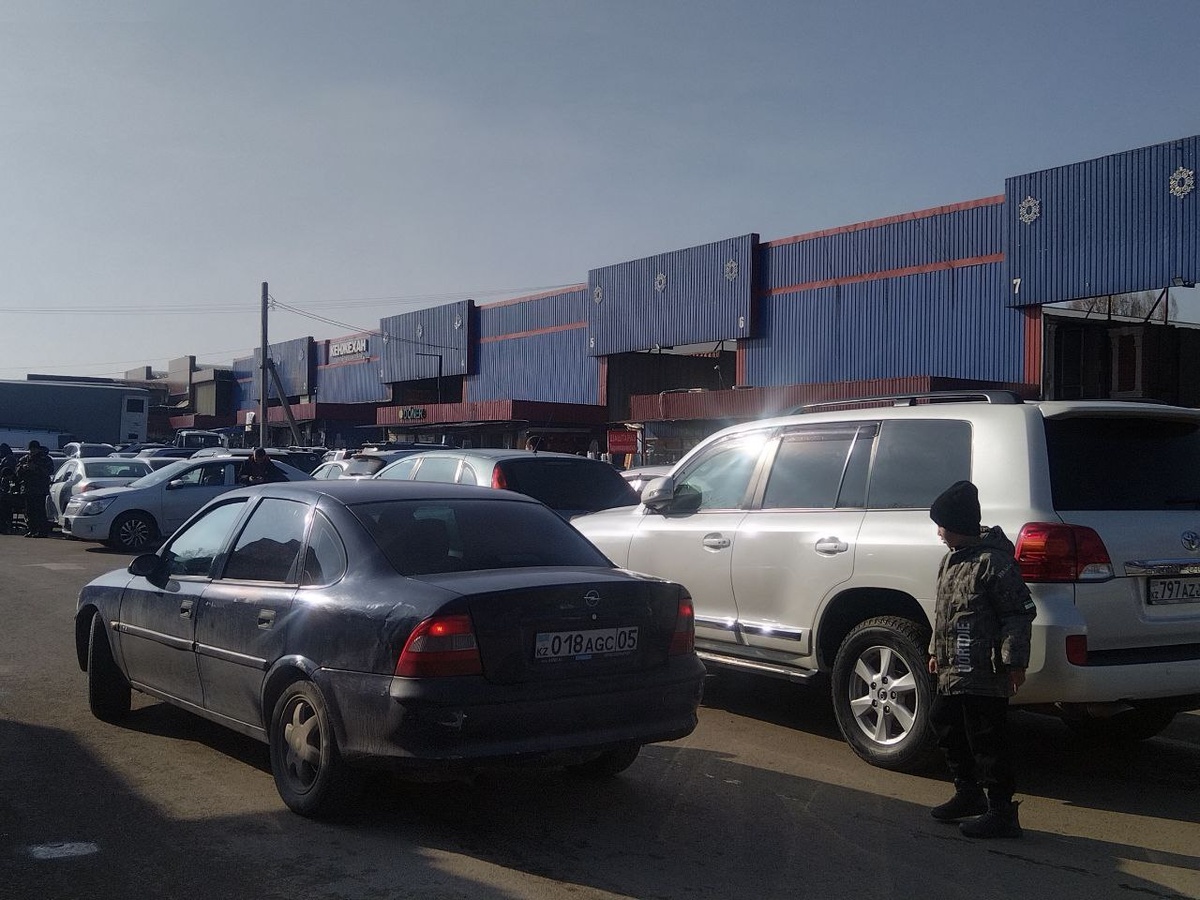 Даже если "Кенжехан" — не старейший рынок барахолки, он и так самый северный и самый "синий" — у него одного такой цвет фасада.