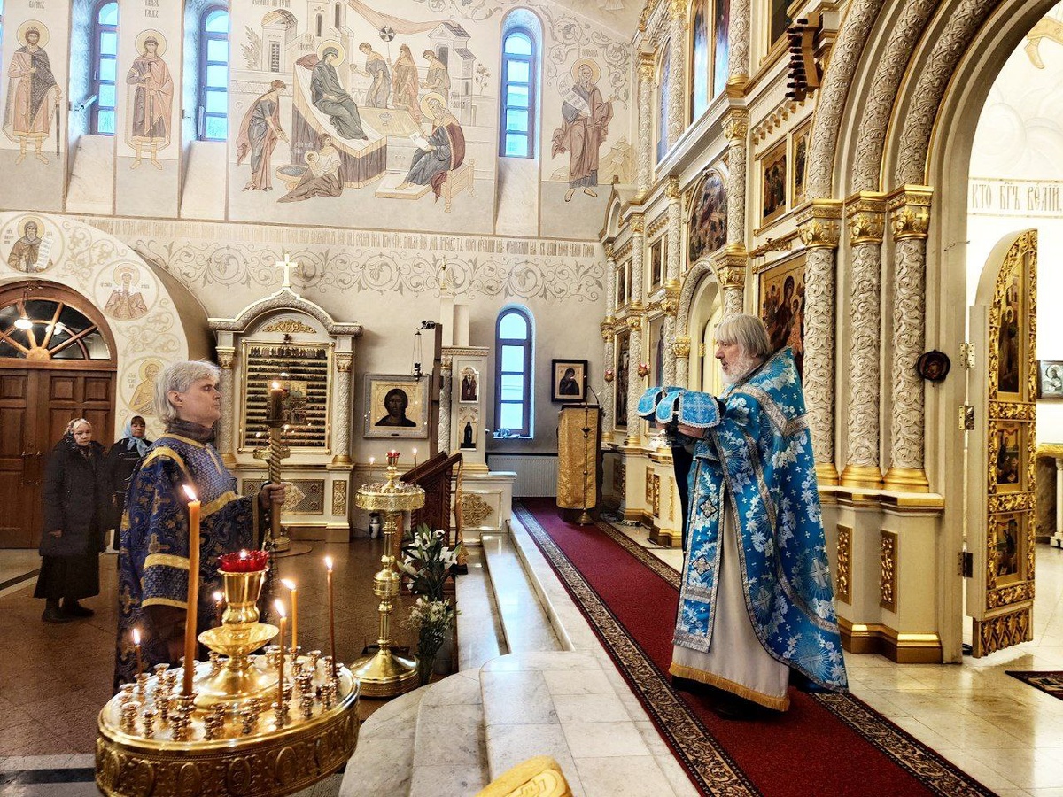 Сегодня. Отец Александр, алтарник Сергий, наши милые прихожанки