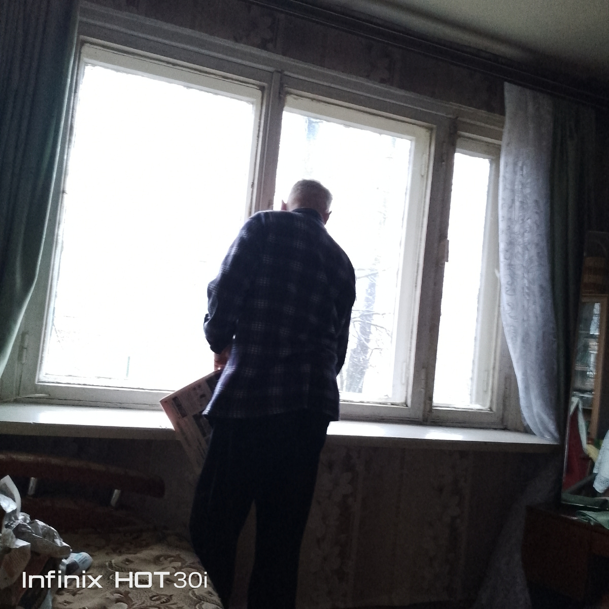 Окно на зиму моет и заклеивает. Фромугу оставляем, чтобы проветривать, не заклеиваем! 🥰