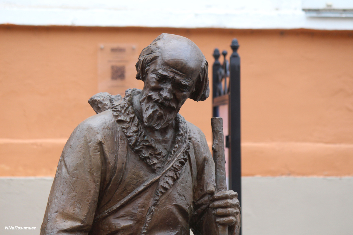 Скульптура старца Луки на Кожевенной