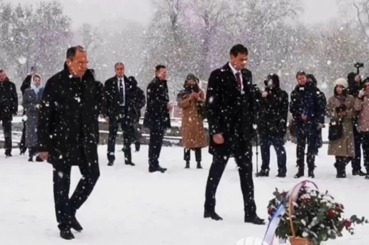    Лавров возложил цветы к Вечному огню в Брестской крепости